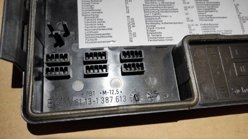 POKRYWA SKRZYNKI BEZPIECZNIKÓW BMW Z3 1387613