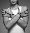Ozdobne paski na dłonie Bijoux Indiscrets Maze Simple Hand Piece Black