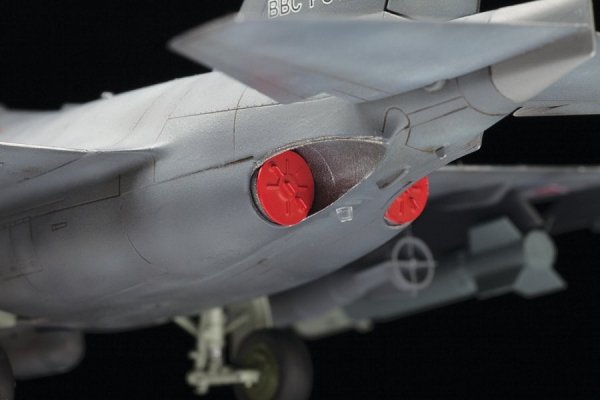 Zvezda 4818 Russian Light Bomber YAK-130 &quot;Mitten&quot;