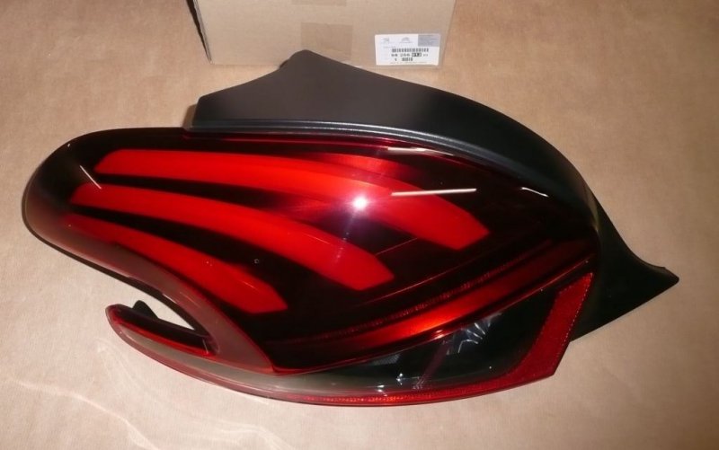 Feu arrière gauche d'origine Peugeot 208 (CA CC), 9825601280, 9825601280