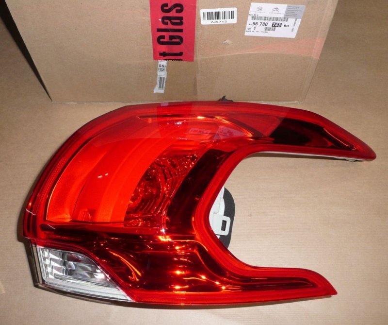 Feu arrière Peugeot 2008 droit, 9678074380, 9678074380, 