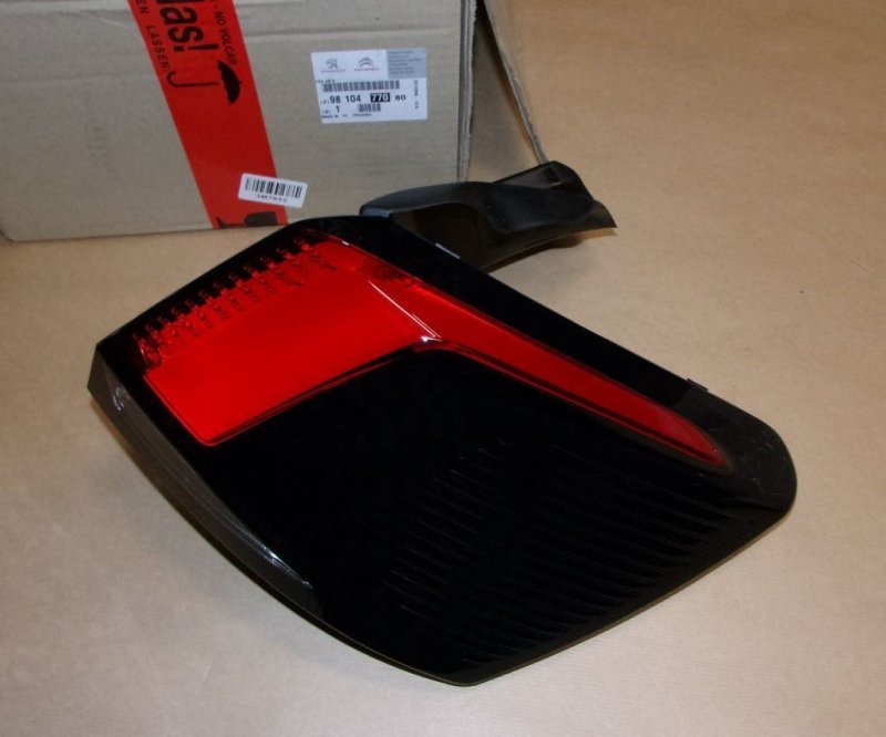 Feu arrière Peugeot 3008 II droit, 9810477080, 9810477080, 