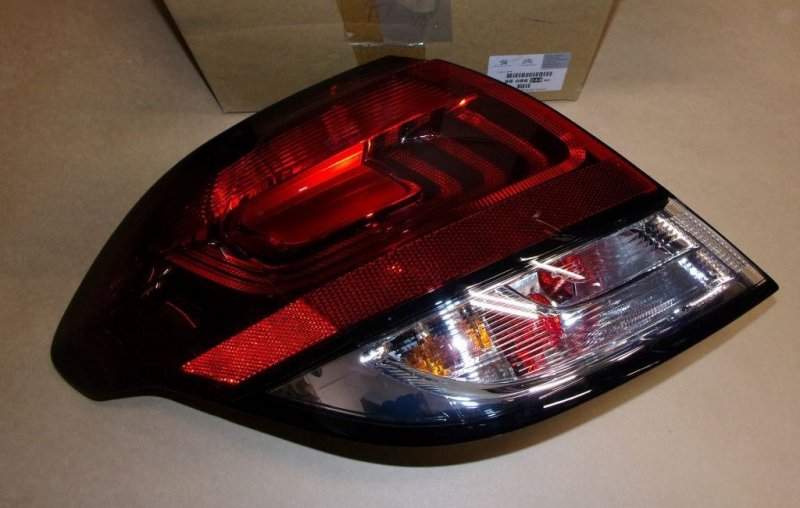 Original LAMPE FEU ARRIERE GAUCHE pour CITROËN C4 II , 9808624480