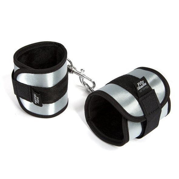 Fifty Shades of Grey - szerokie sex kajdanki Totally His (czarny)