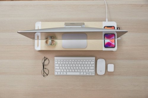 POUT Eyes8 – Podstawka pod monitor w kolorze białym z funkcją szybkiego i bezprzewodowego ładowania. Wielofunkcyjne rozwiązanie 