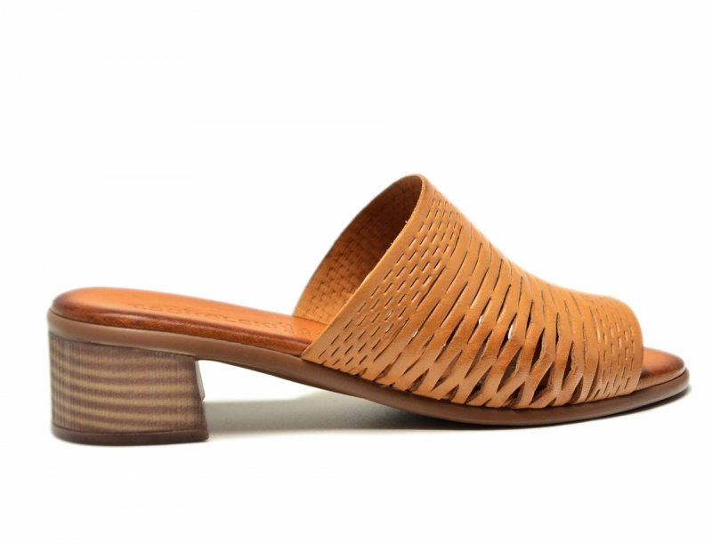 Klapki 41 Sokolski skóra 708 camel skórzane na obcasie
