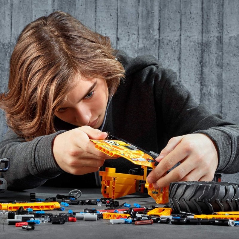 LEGO TECHNIC ZDALNIE STEROWANY POJAZD TERENOWY 42099 11+