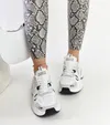Białe sneakersy na masywnej podeszwie Jakobine