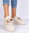 Beżowe sneakersy zdobione kokardką i złotym misiem Karinka