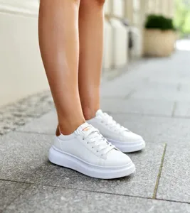 Białe sneakersy na grubej podeszwie Ivalu