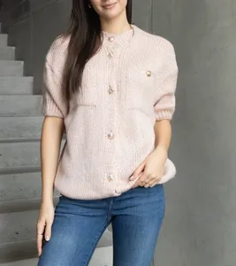 Sweter damski różowy z krótkim rękawem ozdobne guziki