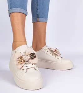 Beżowe sneakersy zdobione kokardką i złotym misiem Karinka