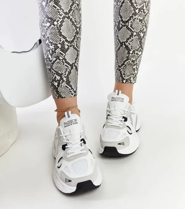 Białe sneakersy na masywnej podeszwie Jakobine