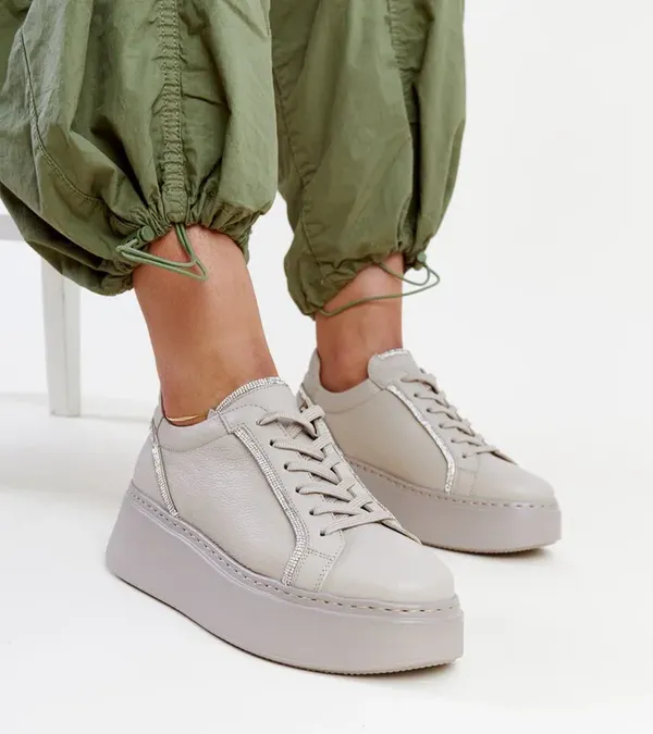 Ciemnobeżowe skórzane sneakersy z cyrkoniami Karino