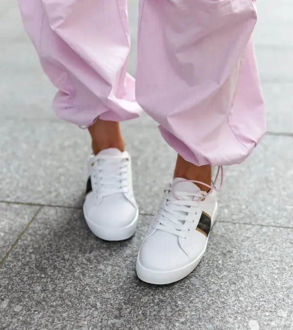 Białe sneakersy z ozdobnym paskiem Grada