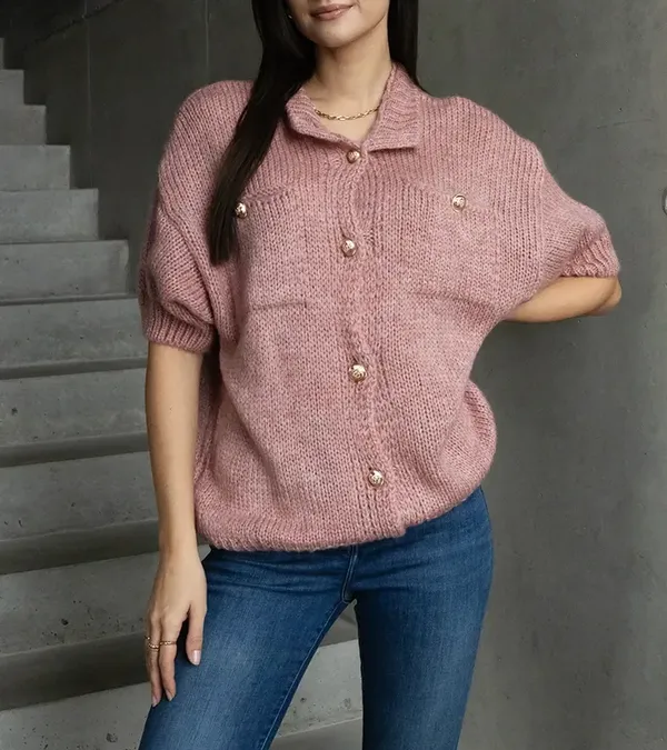 Sweter damski różowy z krótkim rękawem ozdobne guziki Shela