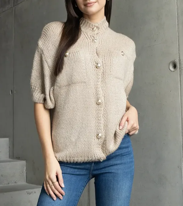 Sweter damski ciemnobeżowy z krótkim rękawem ozdobne guziki Shela