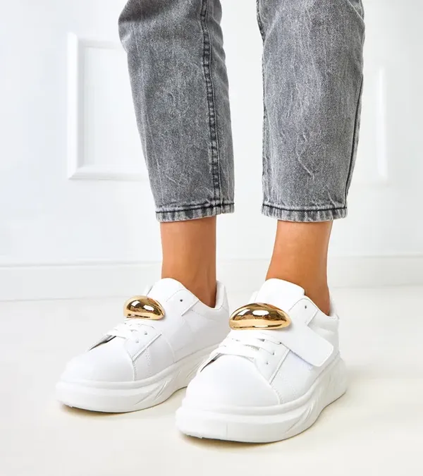 Białe sneakersy na platformie ze złotym akcentem Melania