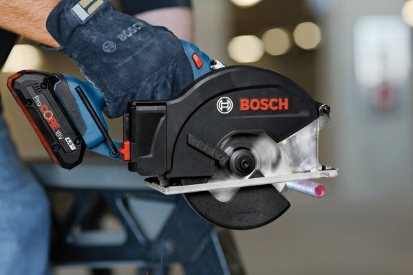 Akumulatorowa pilarka tarczowa do metalu Bosch Professional GKM 18V-50