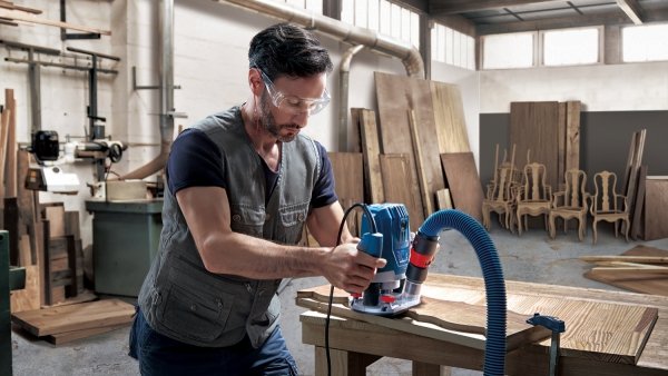 Frezarka górnowrzecionowa Bosch Professional GOF 130