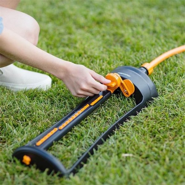 Zraszacz oszczędzający wodę z podstawą metalową Fiskars 1023661