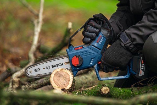 Akumulatorowa pilarka łańcuchowa do gałęzi Bosch Professional GKE 18V-20