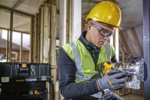 Frezarka akumulatorowa DeWALT DCW604N 18V XR 8MM (1/4&quot;)