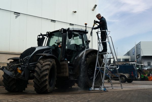 Drabina wolnostojąca jezdna z platformą oraz barierkami zabezpieczającymi  14 stopni  Krause Stabilo 127587