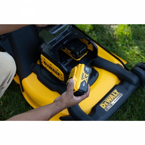 Kosiarka akumulatorowa DeWALT DCMWP134W2 2x 8Ah XR 2x18V 53cm 