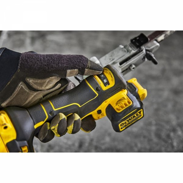 Pilnik taśmowy DeWALT DCM200N z silnikiem bezszczotkowym 18V