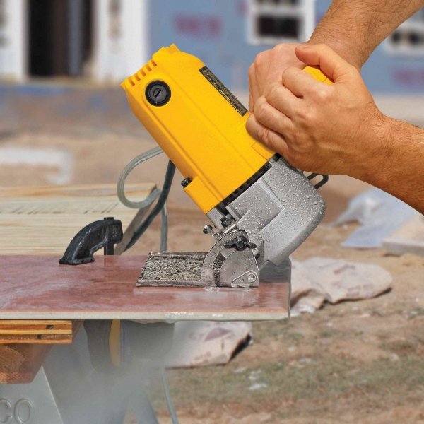 Ręczna przecinarka do płytek ceramicznych DeWALT DWC410 do cięcia na mokro 1300 W 110 mm