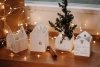 Rader CHRISTMAS Porcelanowy Świecznik Świąteczny - Domek w Śnieżynki