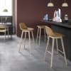 Muuto FIBER Hoker z Oparciem - Stołek Barowy 65 cm Czarny - Siedzisko Tapicerowane Brązową Skórą / Drewniana Rama Naturalna