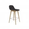 Muuto FIBER Hoker z Oparciem - Stołek Barowy 65 cm Dąb Naturalny / Siedzisko Tapicerowane - Czarny
