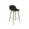 Muuto FIBER Hoker z Oparciem - Stołek Barowy 65 cm Dębowy Naturalny / Siedzisko Tapicerowane Czarna Skóra