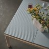Muuto COUPLE Stolik Kawowy z Ceramicznym Blatem 84x80 cm / Jasny Dąb - Blat Wavy Piaskowy Sand