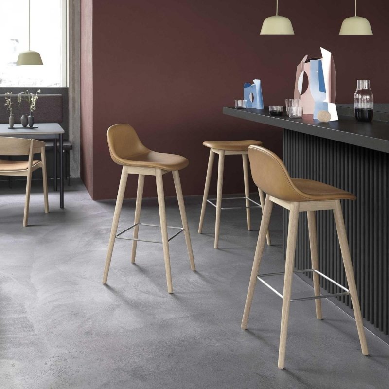 Muuto FIBER Hoker z Oparciem - Stołek Barowy 65 cm Czarny - Siedzisko Tapicerowane Brązową Skórą / Drewniana Rama Naturalna
