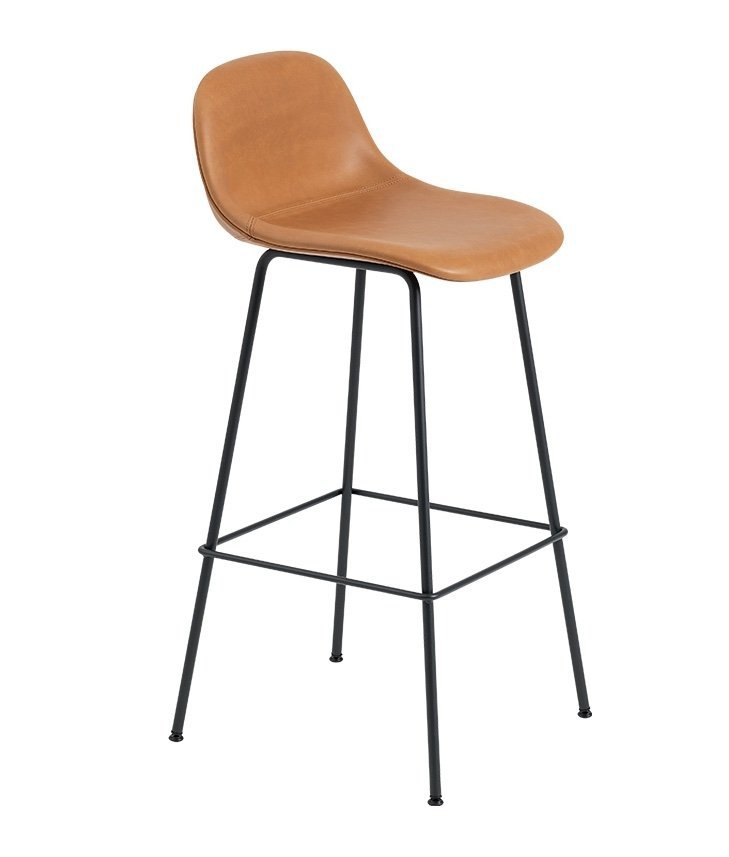 Muuto FIBER Hoker z Oparciem - Stołek Barowy 65 cm Czarny / Metalowa Rama - Siedzisko Tapicerowane Brązowa Skóra