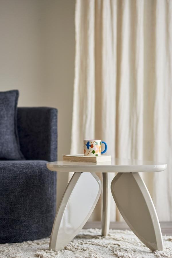 naturalny MDF stolik przy kanapie