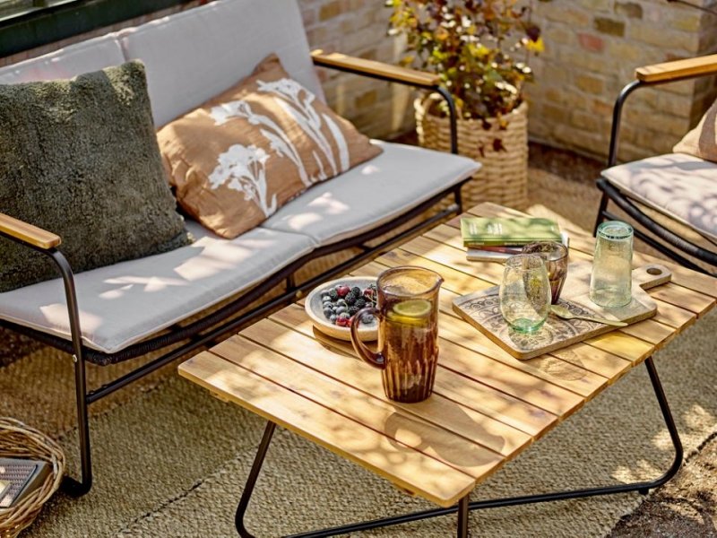 Bloomingville HAMPTON Ogrodowy Zestaw Wypoczynkowy - Sofa ze Stolikiem i Fotelami / 4 El.