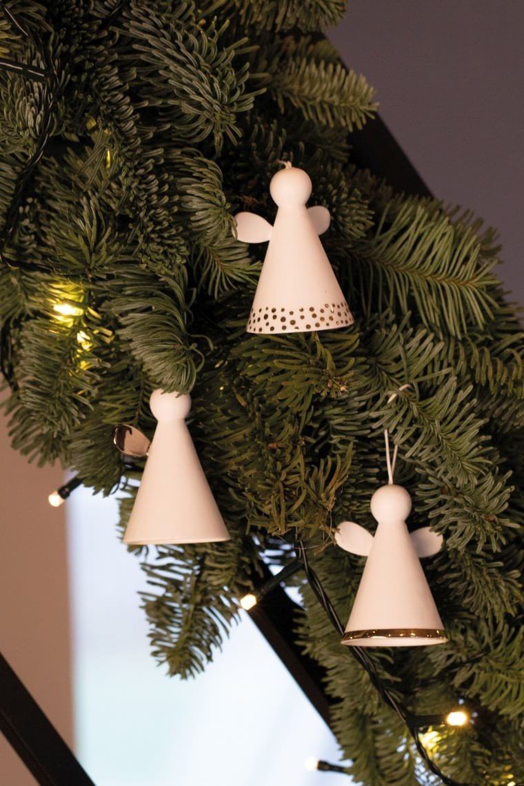 Rader CHRISTMAS Porcelanowa Zawieszka Świąteczna Anioł Dzwoneczek - Biały w Złote Kropki