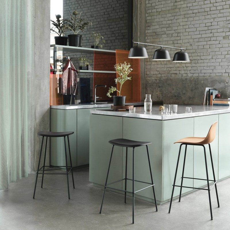 Muuto FIBER Hoker z Oparciem - Stołek Barowy 65 cm Czarny z Siedziskiem Tapicerowanym Brązową Skórą / Metalowa Rama