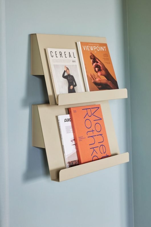 Hübsch SLOPE Gazetnik Ścienny - Uchwyt na Magazyny / Piaskowy