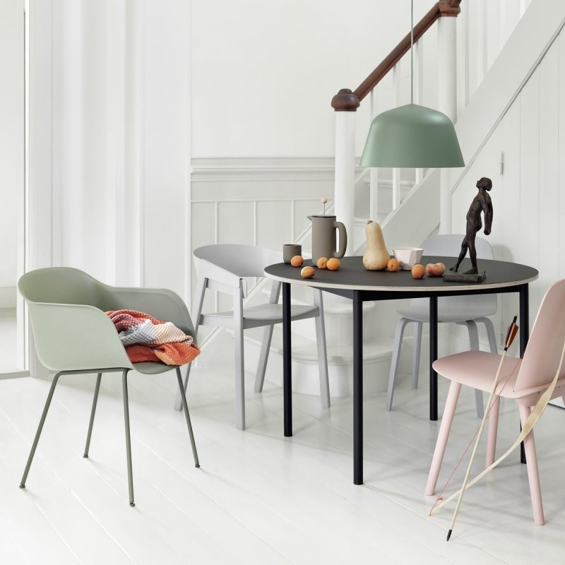 Muuto FIBER ARMCHAIR TUBE BASE Krzesło - Szare - Siedzisko Tapicerowane Tkaniną Remix 133