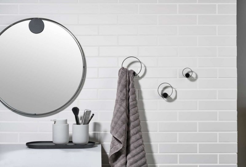 ZONE Denmark HOOKED ON RINGS Okrągłe Lustro Ścienne 50 cm w Stalowej Ramie - Czarne