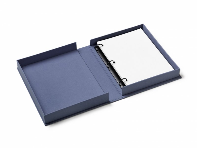 Album z białymi kartami na wspomnienia