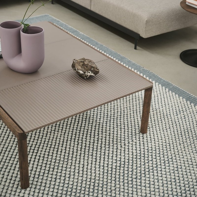Muuto COUPLE Stolik Kawowy z Ceramicznym Blatem 84x40 cm / Jasny Dąb - Blat Wavy Piaskowy Sand