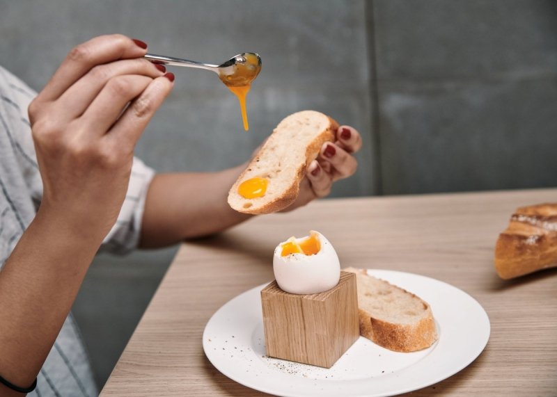 Clap Design CUBE EGG Drewniany Kieliszek do Jajek z Łyżeczką / Dębowy