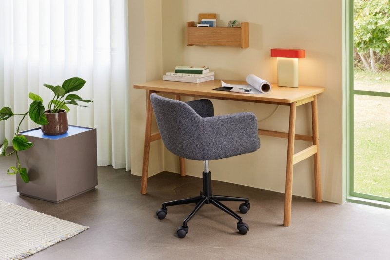 Elegancki fotel do domowego biura lub gabinetu, widok w aranżacji wnętrza