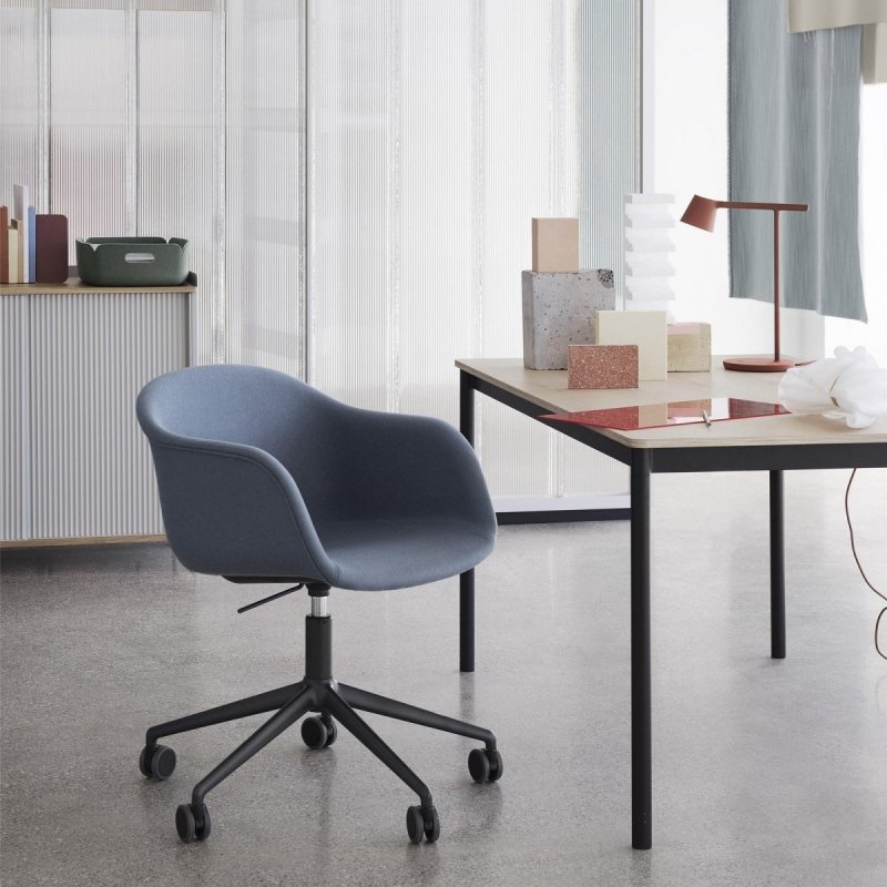 Muuto FIBER ARMCHAIR SWIVEL BASE Krzesło Obrotowe na Kółkach Czarne - Siedzisko Tapicerowane Czarną Tkaniną Remix 183 / Metalowa Rama